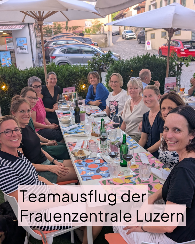 Teamausflug der Frauenzentrale Luzern. Rechtsanwältinnen, die Leiterin der Fachstelle Volljährigenunterhalt, Budgetberaterinnen und die Administration beim Nachtessen.